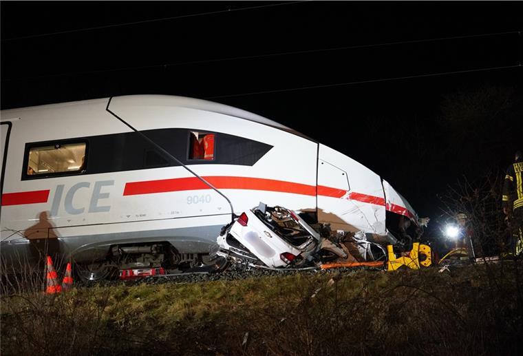 Navi-Ansage zu wörtlich genommen: ICE rast in Auto Ein ICE ist in Vechelde im Landkreis Peine mit einem auf dem Gleis stehenden Auto zusammengeprallt.