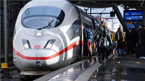Ein ICE steht an einem Bahnhof.
