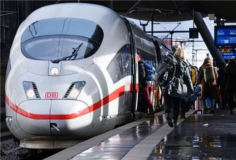 Ein ICE steht an einem Bahnhof.