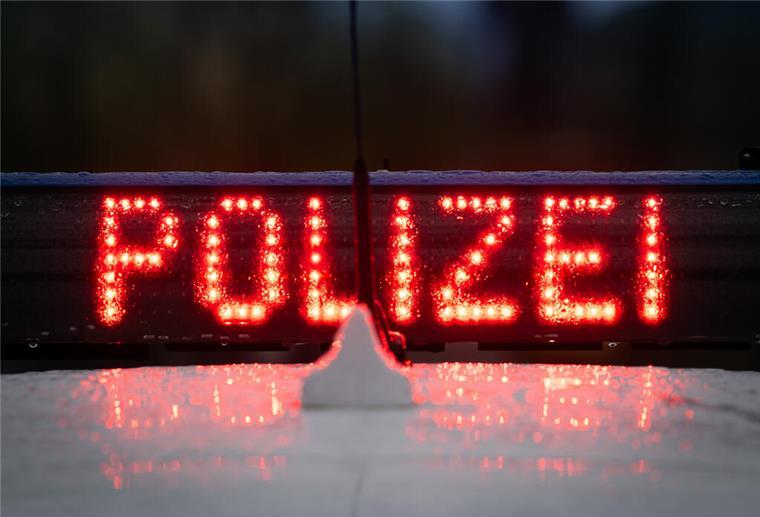 Der Schriftzug „Polizei“, aufgenommen während einer Verkehrskontrolle an der Berliner Straße.