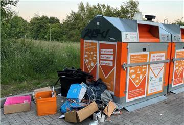 Illegal entsorgter Müll liegt neben Altkleider-Container. Ein immer wiederkehrendes Ärgernis: Unsachgemäß entsorgter Müll an den Wertstoffcontainern an der Imsumer Straße.