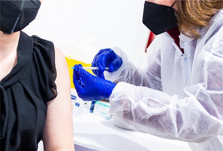 Eine Apothekerin impft eine Frau gegen das Coronavirus