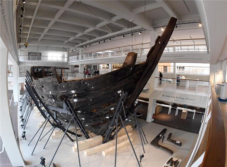 Ein imposantes Schiff: Die „Bremer Kogge“, 1962 in der Weser entdeckt, lockt seit Eröffnung dieses Ausstellungsbereiches zahlreiche Besucher in das Deutsche Schiffahrtsmuseum. Die Erhaltung des Schiffs soll gefährdet sein. 