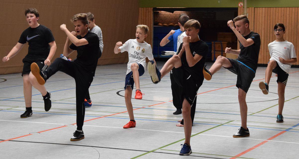 Mit der Bundeswehr: Selsinger Oberschüler lernen sich zu behaupten Ein intensives körperliches Training gehört für die Oberschüler aus Selsingen dazu. Es ist die erste Kooperation der Bildungsstätte mit der Bundeswehr.