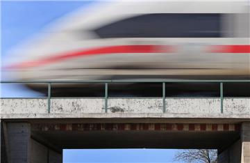 Ein Intercity-Express, fotografiert in voller Fahrt.