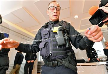 Test geht weiter: Ein Jahr lang hat die Bremerhavener Polizei die als Taser bekannten Distanz-Elektroimpulsgeräte (DEIG) getestet. Die Beamten sind sehr zufrieden.