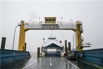 Ein Jahr nach dem erneuten Aus der Elbfähre Cuxhaven-Brunsbüttel scheint sich ein Neustart im nächsten Frühjahr abzuzeichnen.