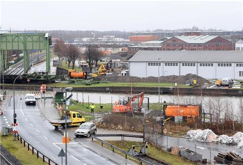 Ein Jahr nach der Havarie der Drehbrücke soll eine Fähre die Verbindung zur Columbusinsel wieder herstellen. Derzeit wird an der Straße zu den Rampen gebaut, zwischen denen die Fähre als Ponton gelegt werden kann. 