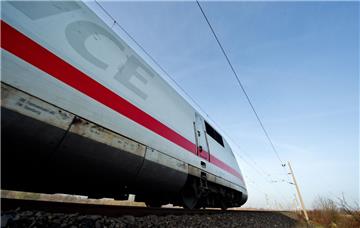 Ein Jugendlicher ist auf dem Dach eines ICE bei Tempo 200 mitgefahren. Vermutlich im Kreis Verden erlitt er einen Stromschlag.
