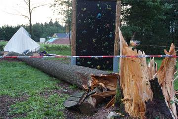 Ein Jugendlicher ist in einem Zeltlager bei Rickenbach (Baden-Württemberg) von einem umgestürzten Baum erschlagen worden. 
