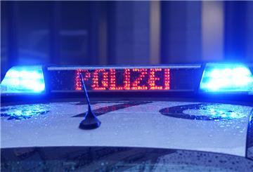 Der Schriftzug "Polizei" ist neben dem Blaulicht auf dem Dach eines Polizeiautos zu lesen.