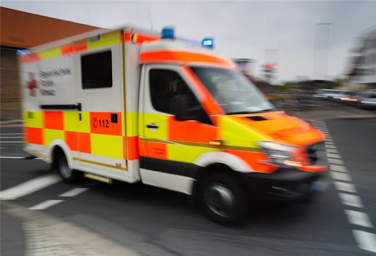 Ein Rettungswagen auf Einsatzfahrt.