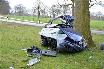 Ein junge Frau verstirbt bei einem Autounfall zwischen Ringstedt und Kührstedt.