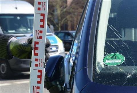 Ein Junge ist beim Überqueren der Straße von einem Auto erfasst worden.