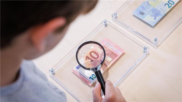 Ran ans Geld! Ein Junge untersucht einen Geldschein. Das kann man bald in einer Ausstellung über Geld in der Stadt Osnabrück machen.