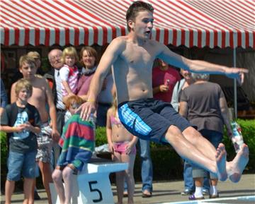 Ein junger Mann springt ins Becken des Freibades Kirchtimke. Das Bild enstand zum 50-jährigen Jubiläum 2012. Ob es eine 60-Jahr-Feier geben wird, steht in den Sternen. 