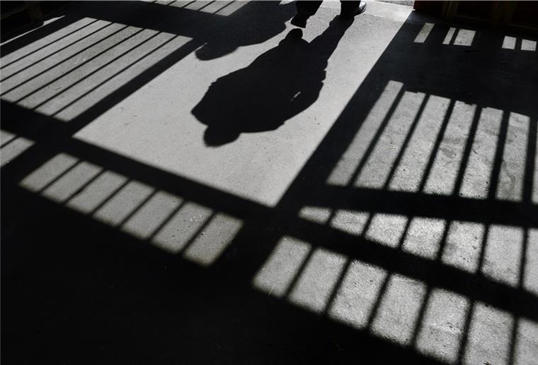 Ein junger Mann wollte zu seiner Ex-Freundin ins Frauengefängnis.