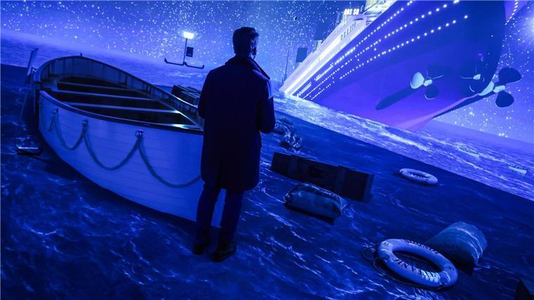 „Titanic“-Ausstellung mit täuschend echten Raumnachbildungen Ein kaltes Grab im Nordatlantik: Ein Ausstellungsbesucher sieht die „Titanic“ versinken.