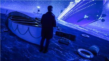 Ein kaltes Grab im Nordatlantik: Ein Ausstellungsbesucher sieht die „Titanic“ versinken. 