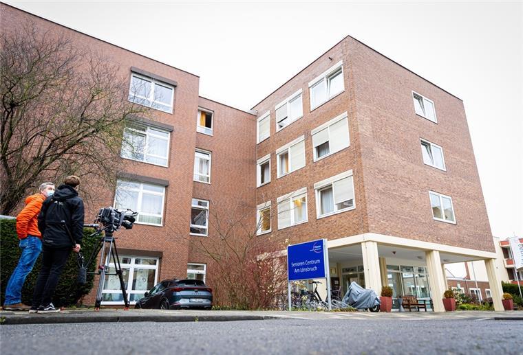Corona-Ausbruch in Heim: Anklage gegen Mitarbeiterin zugelassen Ein Kamerateam steht vor dem "Senioren Centrum am Lönsbruch".