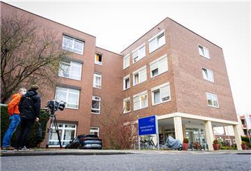 Ein Kamerateam steht vor dem "Senioren Centrum am Lönsbruch". 