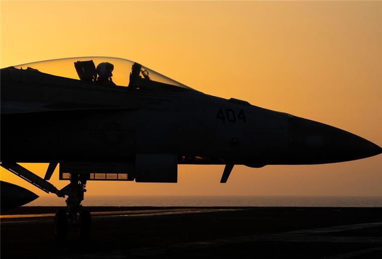 Ein Kampfjet manövriert auf dem Deck des Flugzeugträgers USS Dwight D. Eisenhower im Roten Meer.