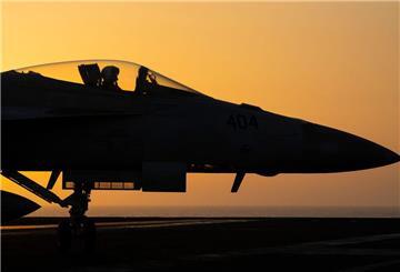 Ein Kampfjet manövriert auf dem Deck des Flugzeugträgers USS Dwight D. Eisenhower im Roten Meer.