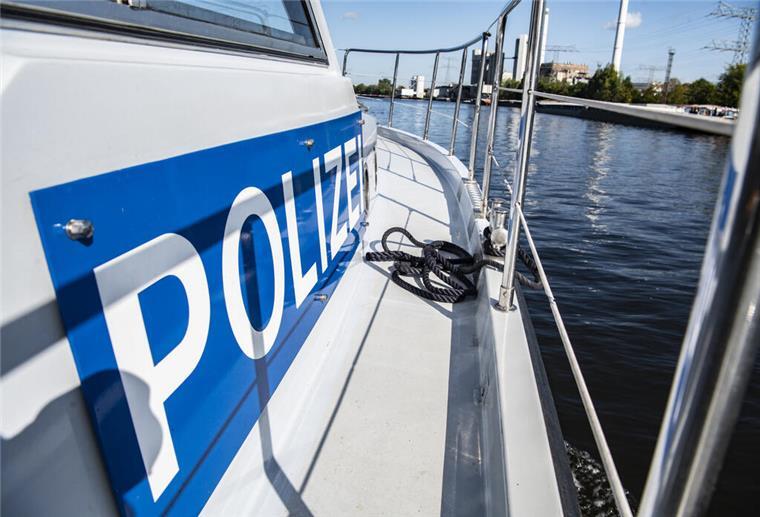 EIn Schiff der Wasserschutzpolizei musste ausrücken, da ein betrunkener Kapitän während der Fahr eingeschlafen ist.