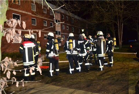 Ein Kellerbrand sorgte am Samstagabend für einen Großeinsatz im Middelweg: Neben der Stadtfeuerwehr Bremervörde waren auch die Feuerwehren Bevern und Hönau-Lindorf vor Ort.