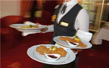 Ein Kellner serviert Schnitzel. Für eine solche Mahlzeit ist die Mehrwertsteuer höher als für Bratwurst auf dem Pappteller. 