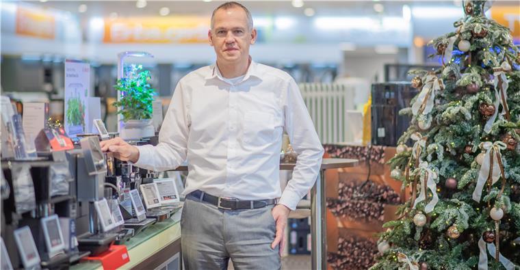 So entwickelt sich das Weihnachtsgeschäft in Bremerhaven Ein Mann steht in einem Elektronik-Fachmarkt vor einem Regal mit Kaffeevollautomaten