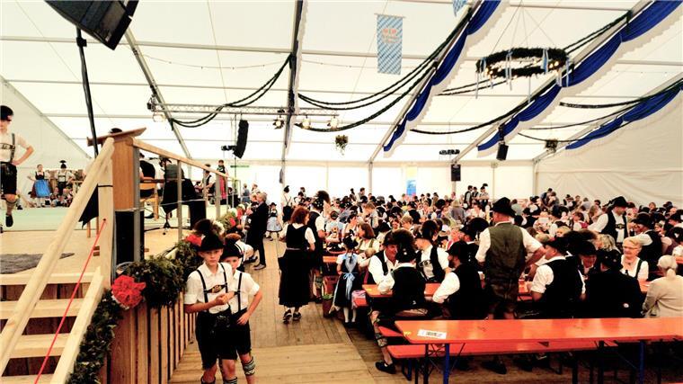 Ein Klassiker unter den Orten, an denen in Deutschland gefeiert wird: Das Festzelt. Hier in Bayern.