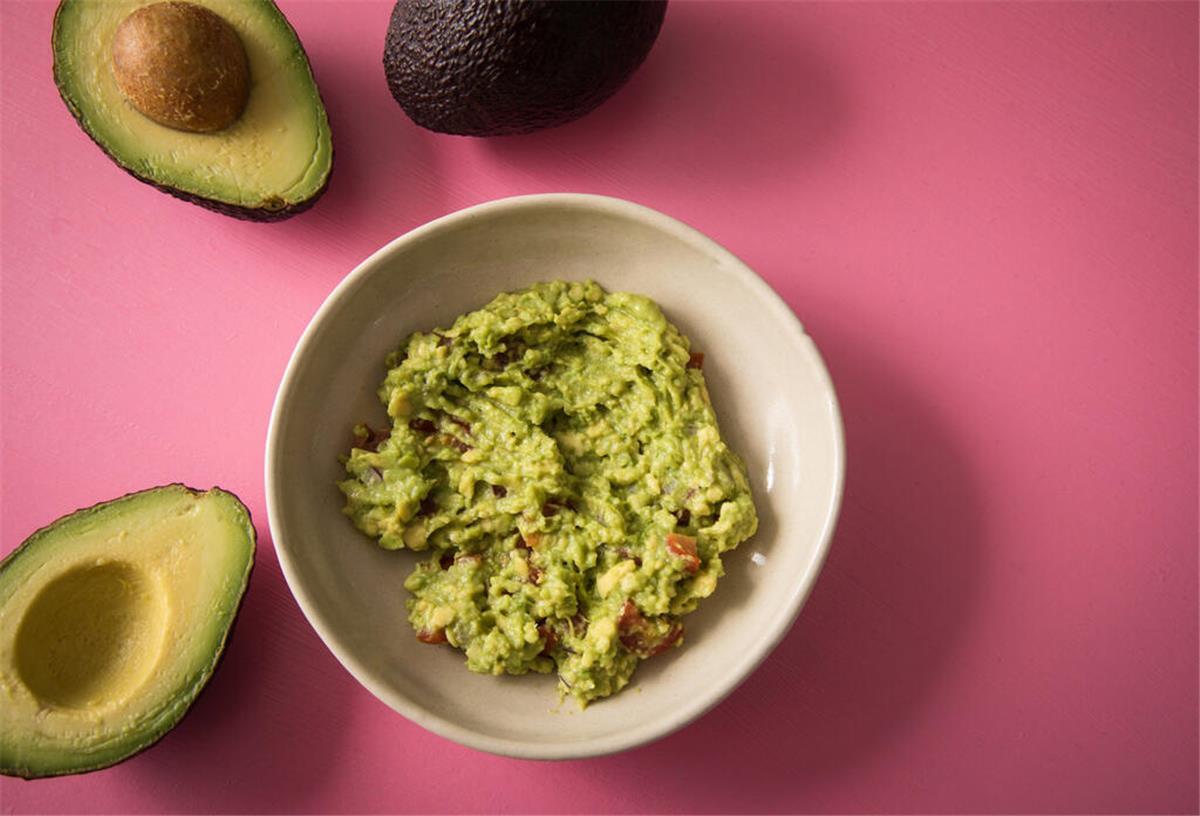Brotzeit mal anders: Diese Aufstriche gelingen in wenigen Minuten ILLUSTRATION - Zerdrückte und gewürzte Avocado bietet sich als leckerer pflanzlicher Brotaufstrich an. (zu dpa: «Fix zusammengerührt: Leckere Brotaufstriche selbst machen») Foto: Christin Klose/dpa-tmn - Honorarfrei nur für Bezieher des dpa-Themendienstes +++ dpa-Themendienst +++