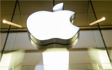 Ein kleineres iPhone und ein hochgerüstetes iPad waren von Apple erwartet worden. Aber beim Preis des iPhone SE ging Apple tiefer als bisher bei älteren Einstiegsmodellen - und machte auch gleich seine Computer-Uhr billiger. Zudem gab es einen Recycling-Roboter zu sehen.