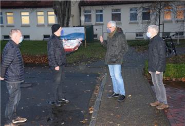 Ein kleines Dankeschön zum Weihnachtsfest übergab der Zevener Bürgermeister Norbert Wolf (Zweiter von rechts) an Amtsarzt Dr. Jens Hedicke (Zweiter von links), den stellvertretenden Leiter des Gesundheitsamtes Rotenburg. Er nahm das Präsent stellvertretend für alle Mitarbeiterinnen und Mitarbeiter des Corona-Testzentrums in Zeven in Empfang. Begleitet wurde Wolf von seinen Stellvertretern Hans-Peter Klie (CDU/links) und Jens Petersen (Bündnis 90/Die Grünen/rechts).