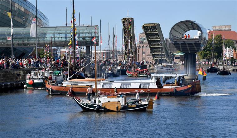 Ein kleines Spektakel: Damit die Plattbodenschiffe in den Alten Hafen einlaufen konnten, mussten die Klappbrücken geöffnet und die gläserne Brücke zu den Havenwelten gedreht werden.