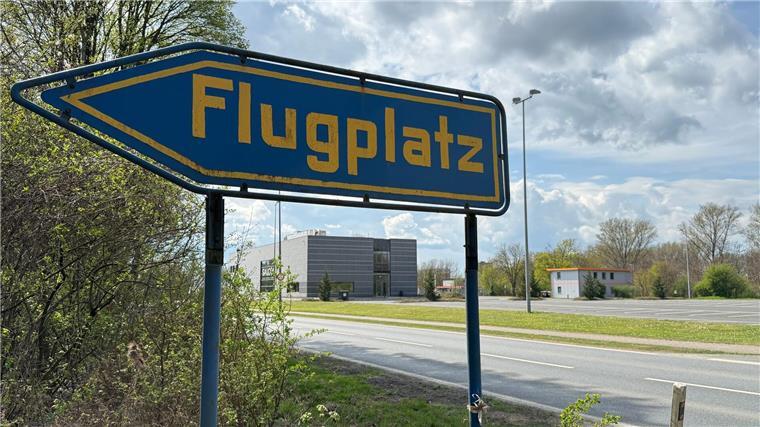 Kleinflugzeug stürzt auf Gelände von Stahlkonzern: zwei Tote Ein Kleinflugzeug startet auf dem Flugplatz Salzgitter-Drütte, stürzt dann aber auf dem Werksgelände der Salzgitter AG ab.