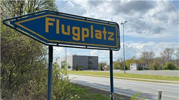 Ein Kleinflugzeug startet auf dem Flugplatz Salzgitter-Drütte, stürzt dann aber auf dem Werksgelände der Salzgitter AG ab. 