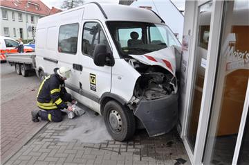 Ein Kleintransporter ist am Montagnachmittag in Nordenham in eine Backstube gerast.