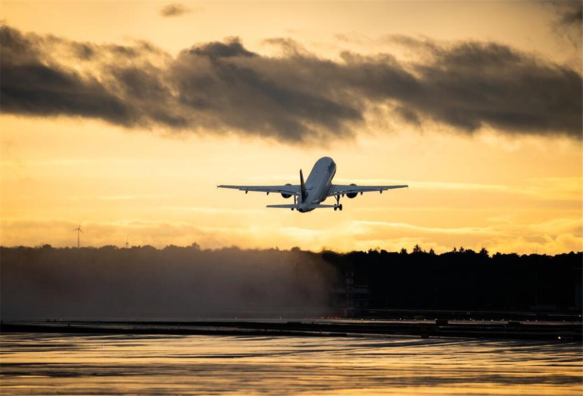  Flugzeug startet am Flughafen 