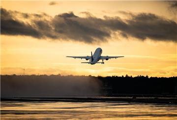  Flugzeug startet am Flughafen 