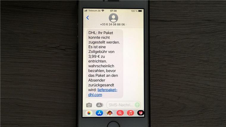 Ein Kollege erhielt diese SMS und löschte sie umgehend. Typisch ist, dass der Absender versucht über eine unzustellbare Sendung an die Kontodaten zu gelangen.