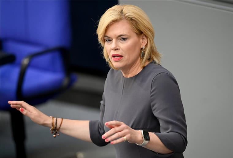  Julia Klöckner (CDU), Mitglied des Deutschen Bundestages, spricht im Plenum des Bundestages.