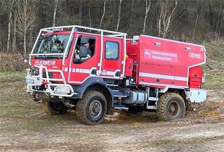 Ein Kraftpaket: Die Lehnstedter Feuerwehrleute haben den CCFM 3000 „Niedersachsen“ ausgiebig im Gelände getestet.