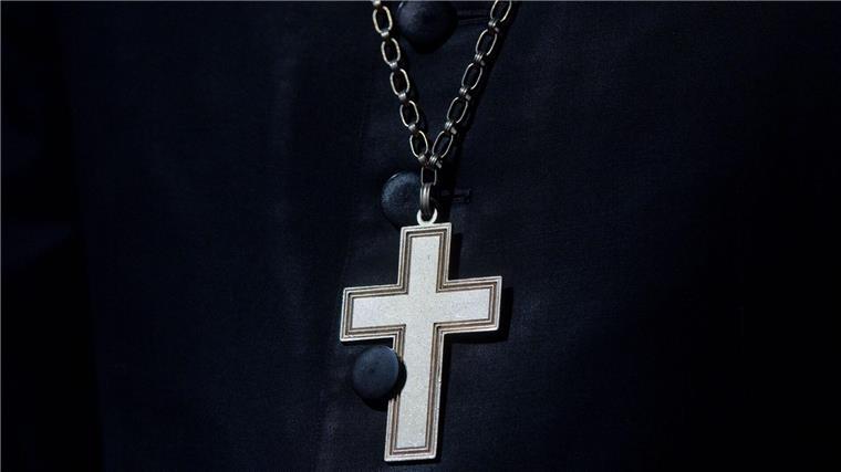 Ein Kreuz glänzt am Hals von Heinrich Bedford-Strohm.