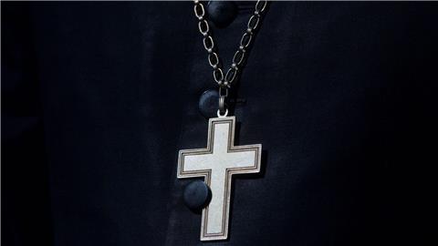 Ein Kreuz glänzt am Hals von Heinrich Bedford-Strohm.
