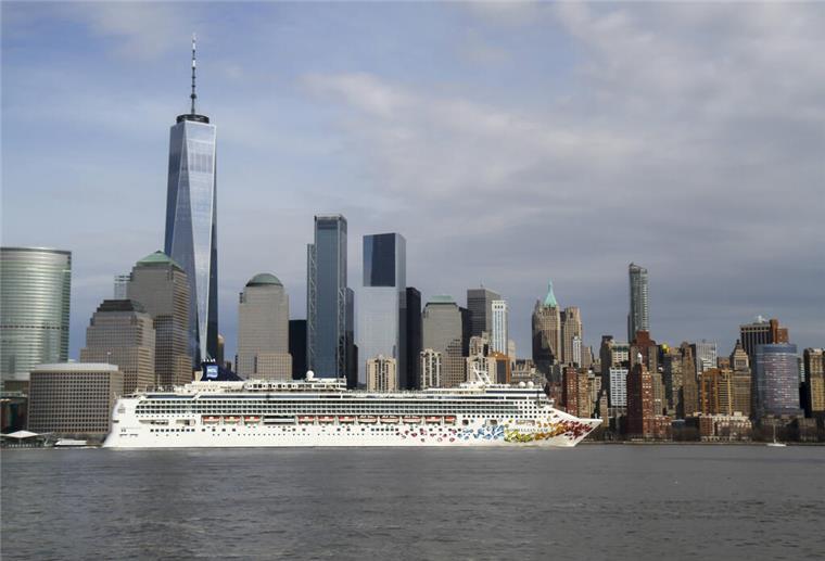 Ein Kreuzfahrtschiff passiert die Skyline von Manhattan, New York.