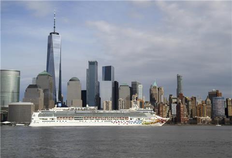 Ein Kreuzfahrtschiff passiert die Skyline von Manhattan, New York.
