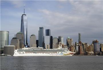 Ein Kreuzfahrtschiff passiert die Skyline von Manhattan, New York.