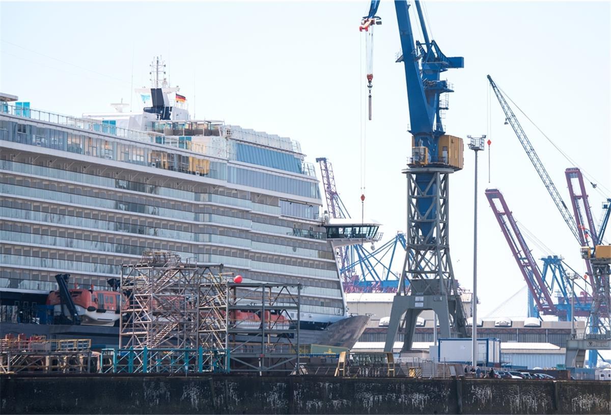 Altmaier will gegen unfaire Werftkonkurrenz aus Fernost vorgehen Ein Kreuzfahrtschiff liegt im Dock der Schiffswerft Blohm+Voss im Hafen an der Elbe.